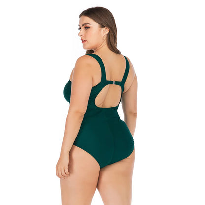 Frau im dunkelgrünen Badeanzug, Rückansicht, Plus-Size, elegantes Design, Strandmode.