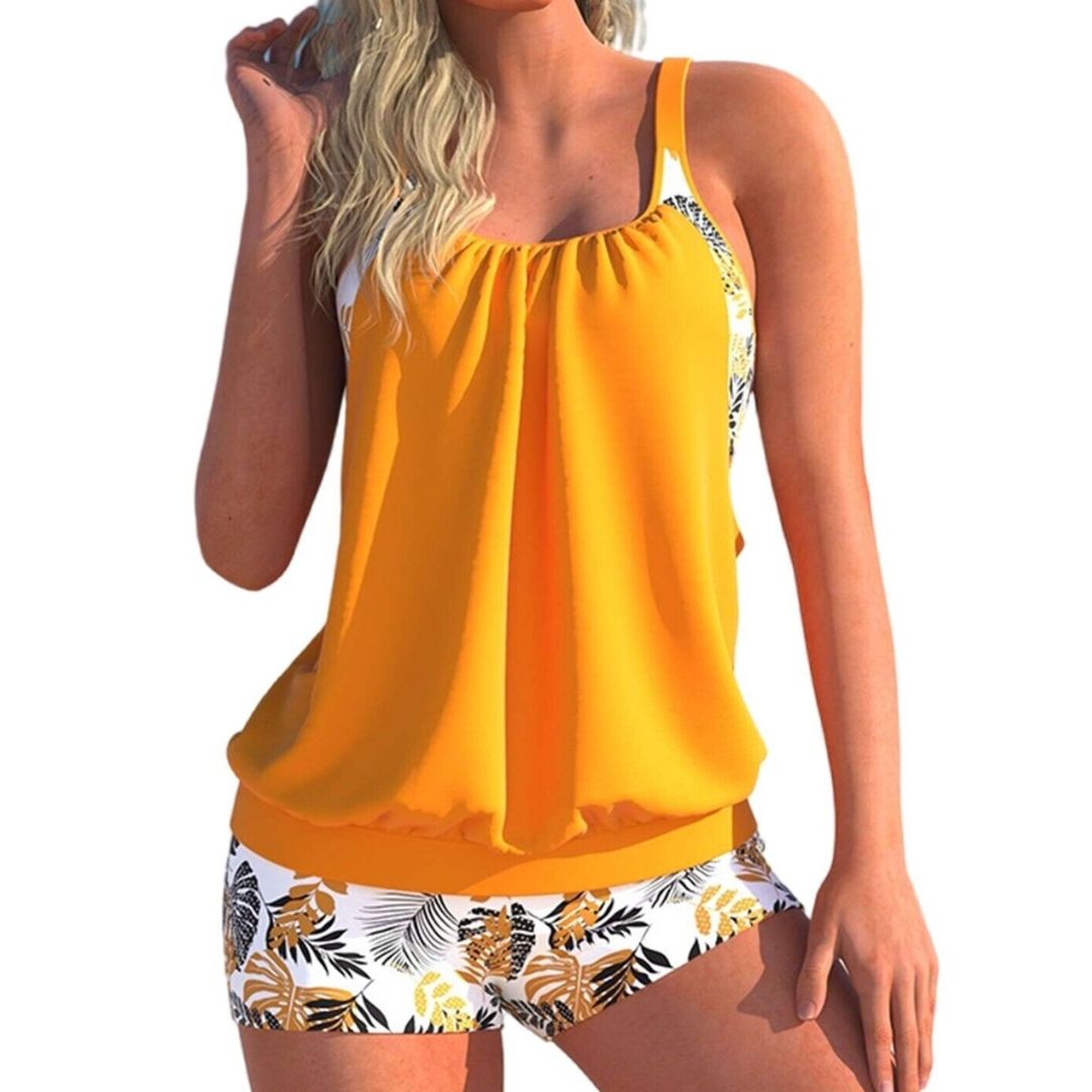 Frau in gelbem Tankini mit tropischem Muster, Strandmode, Sommeroutfit, Bademode Damen.