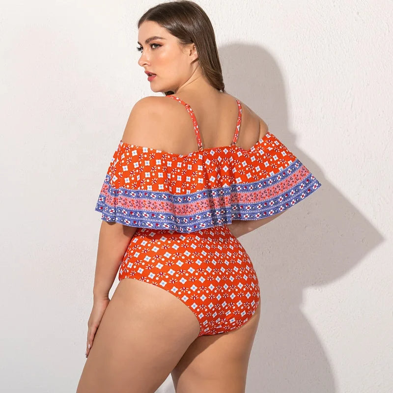 Frau im roten Badeanzug mit Rüschen, geometrisches Muster, Sommermode, Strandbekleidung.