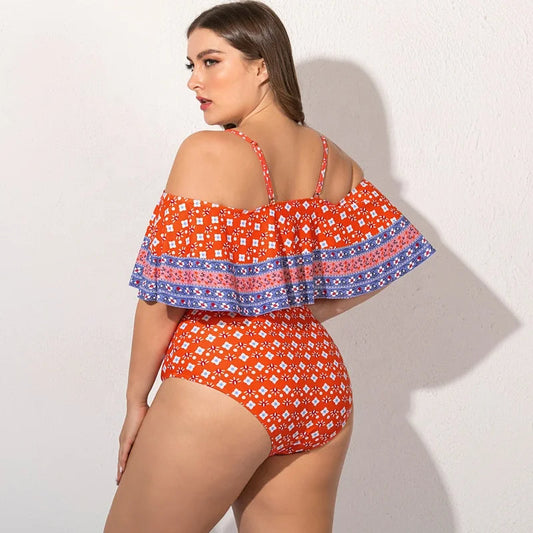 Frau im roten Badeanzug mit Rüschen, geometrisches Muster, Sommermode, Strandbekleidung.