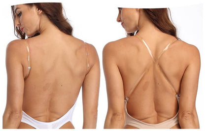 Zwei Frauen in weißen und hautfarbenen Badeanzügen mit transparenten Trägern von hinten.