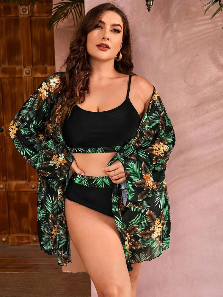 Frau in schwarzem Bikini mit tropischem Kimono, Blumenmuster, Sommermode, Strandkleidung.