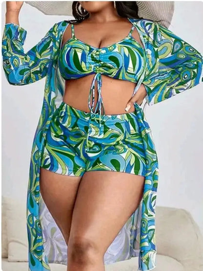 Frau in blau-grünem Badeanzug mit Muster und passendem Kimono, Sommermode, Plus-Size.