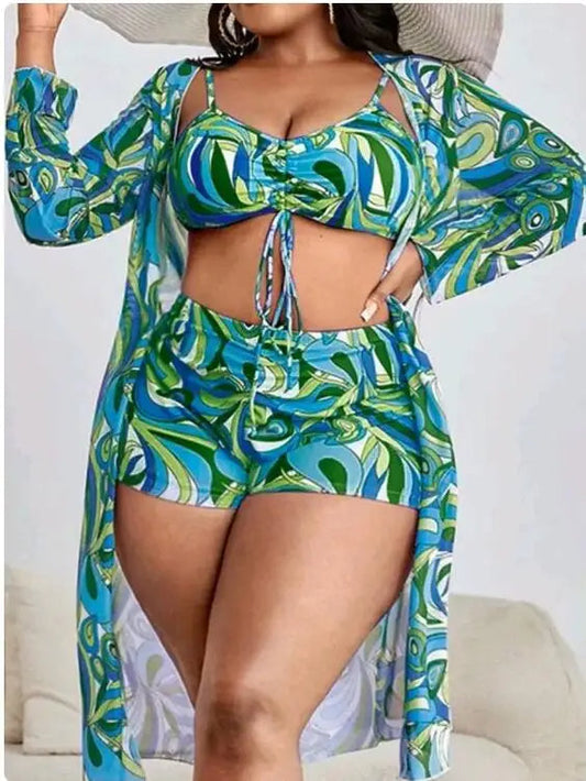 Frau in blau-grünem Badeanzug mit Muster und passendem Kimono, Sommermode, Plus-Size.