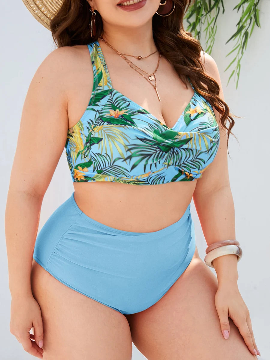Frau im tropischen Bikini-Set, Plus-Size, blau-grün, Sommermode, Strandbekleidung.