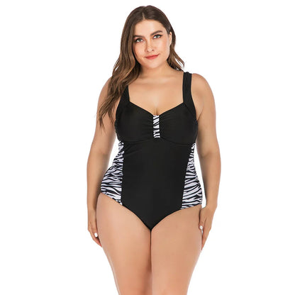 Frau im schwarz-weiß gestreiften Badeanzug, Plus-Size, Sommermode, Strandbekleidung.