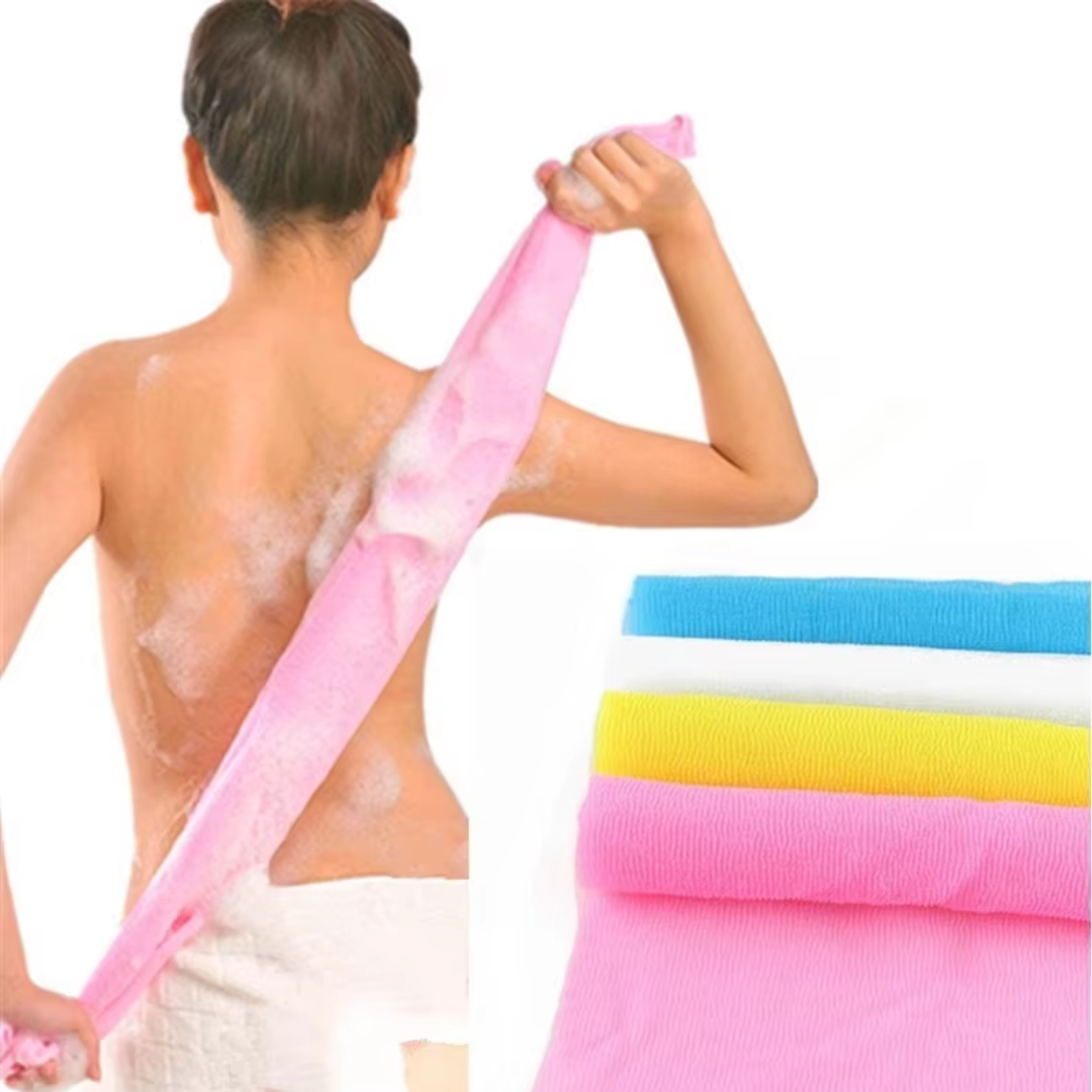 Frau benutzt rosa Peeling-Handtuch, Körperpflege, bunte Handtücher, Hautreinigung.