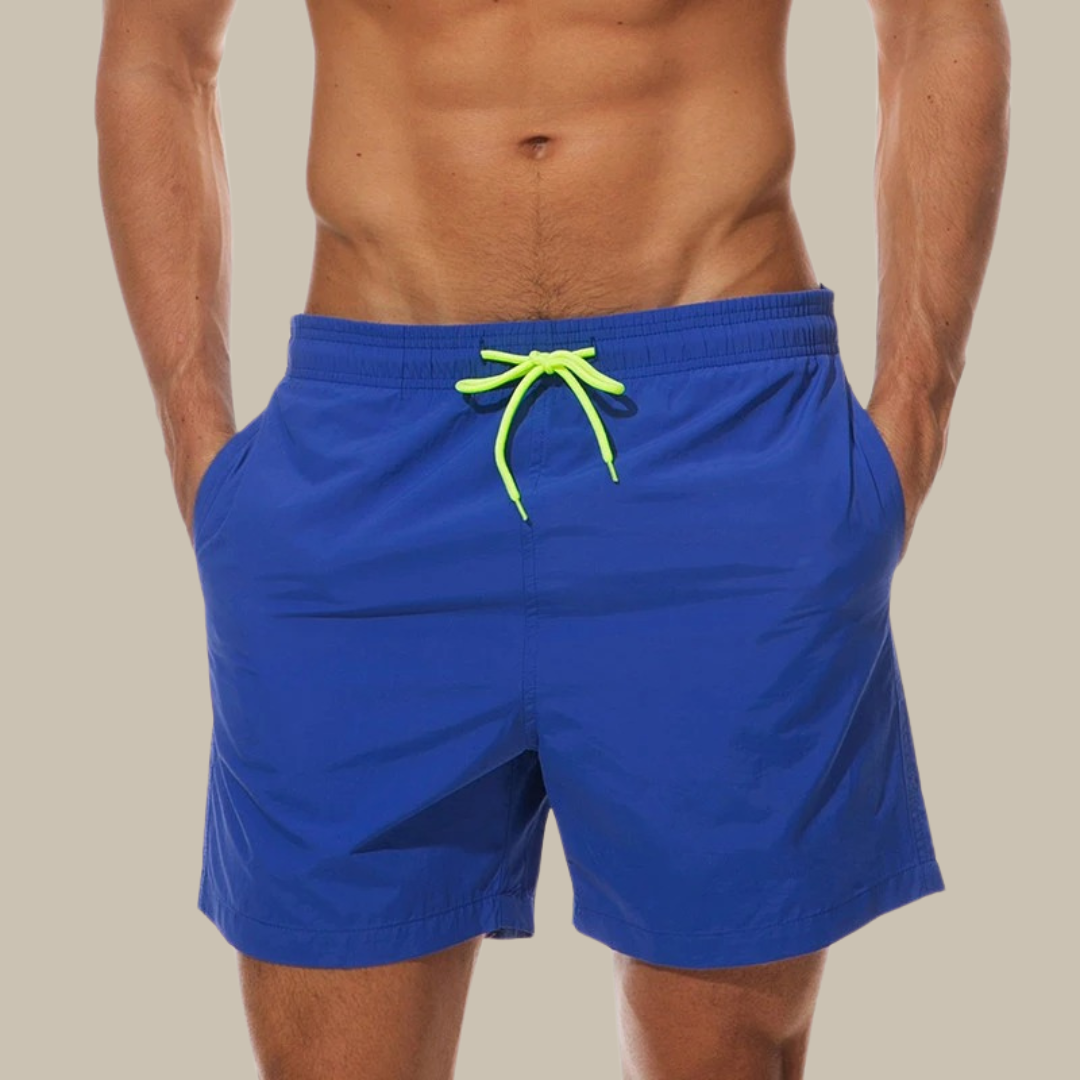 Männer Badehose blau, elastisch, mit neon-gelbem Kordelzug, ideal für Strand und Schwimmen.