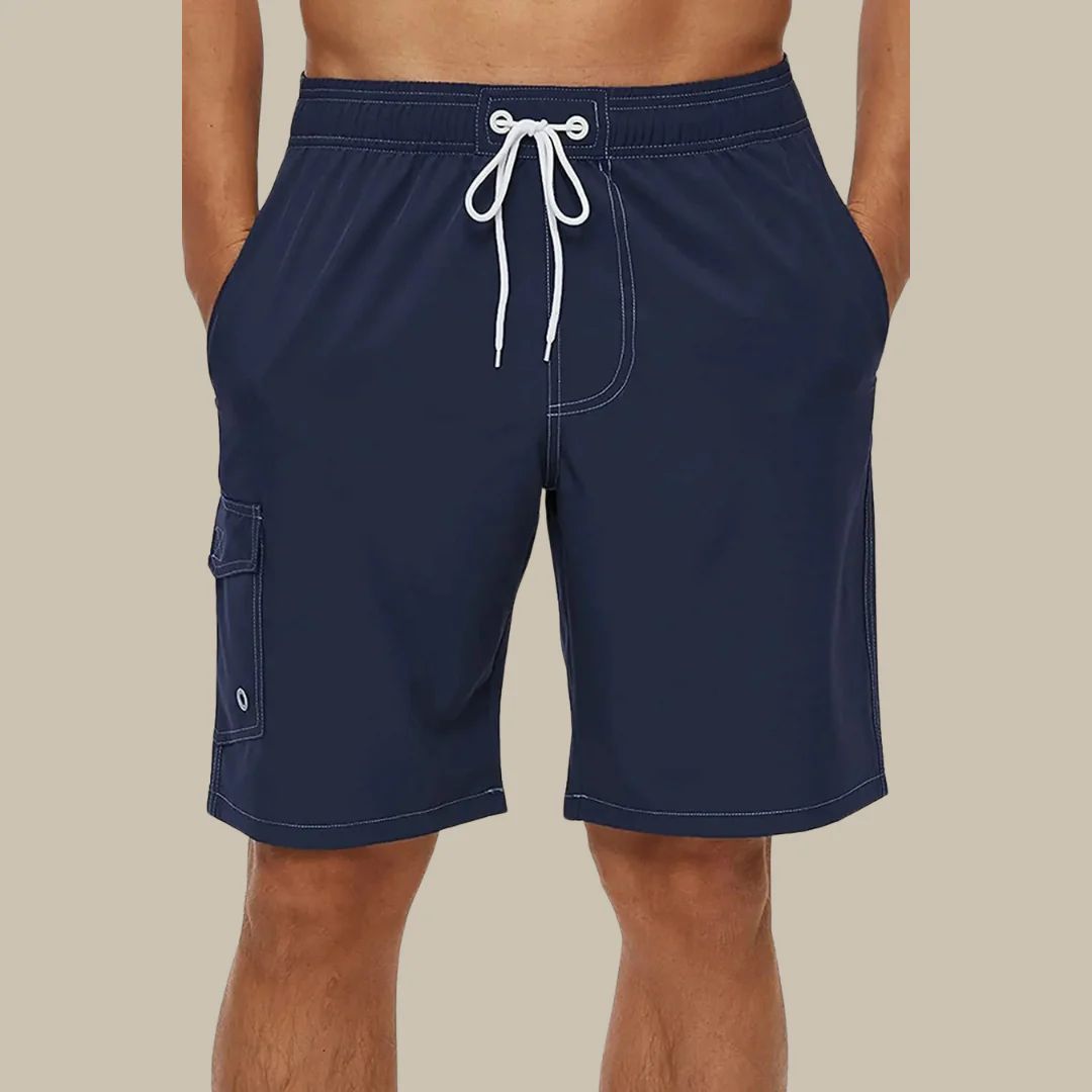Dunkelblaue Herren-Badeshorts mit Kordelzug, Seitentasche, ideal für Sommer und Strand.