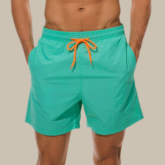 Grüne Herren-Badeshorts mit orangefarbenem Kordelzug, ideal für Sommer und Strand.