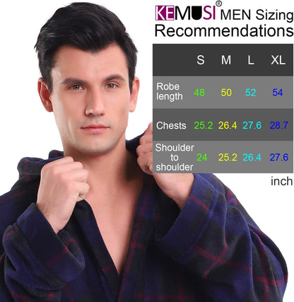 Mann im dunkelblauen Bademantel, KEMUSI Größentabelle für Herren, Größen S bis XL.
