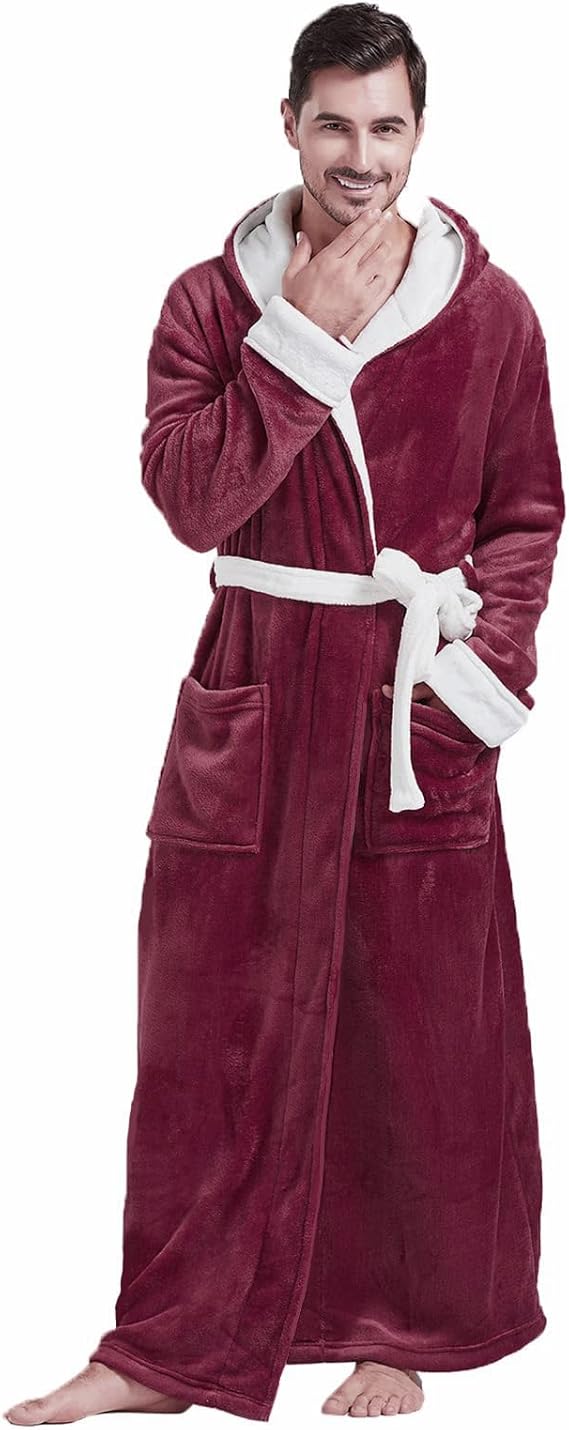 Mann im weinroten Fleece-Bademantel mit Kapuze und Gürtel, gemütliche Nachtwäsche.
