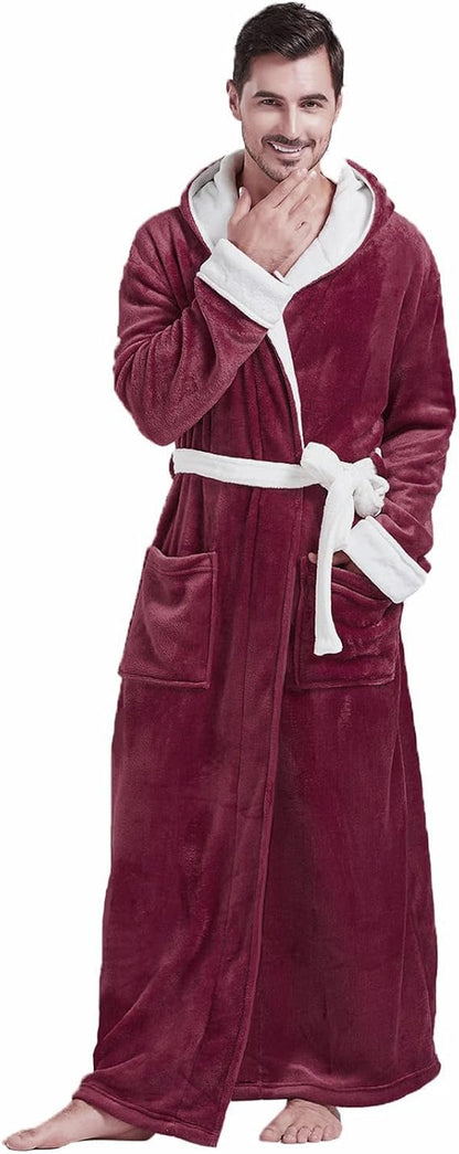 Mann im weinroten Fleece-Bademantel mit Kapuze und Gürtel, gemütliche Nachtwäsche.