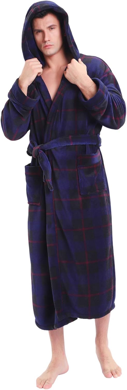 Mann im karierten, blauen Fleece-Bademantel mit Kapuze, Taschen und Gürtel, gemütliche Nachtwäsche.