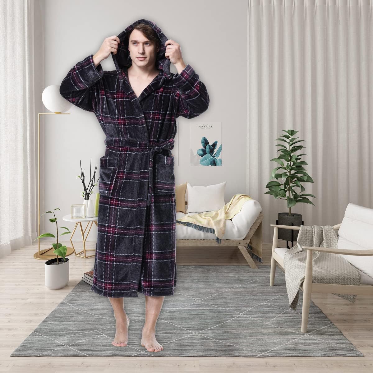 Mann im karierten Bademantel, schwarz-rot, Fleece, gemütlich, Wohnzimmer, Pflanzen, modern.