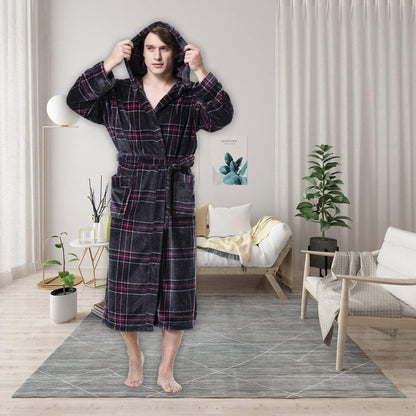 Mann im karierten Bademantel, schwarz-rot, Fleece, gemütlich, Wohnzimmer, Pflanzen, modern.