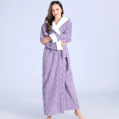 Frau im lila Fleece-Bademantel mit weißem Kragen, gemütlich, warm, Damenmode.