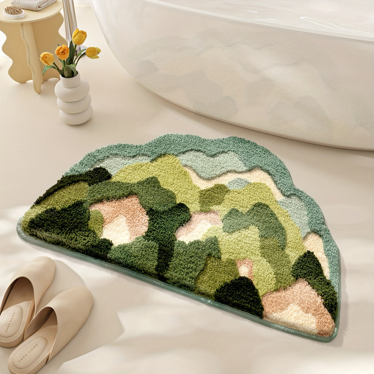 Bunte Badematte im Wolken-Design, grün-beige, vor Badewanne, Badezimmer-Dekoration.
