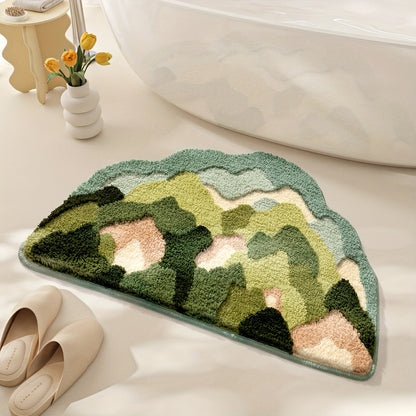 Bunte Badematte im Wolken-Design, grün-beige, vor Badewanne, Badezimmer-Dekoration.