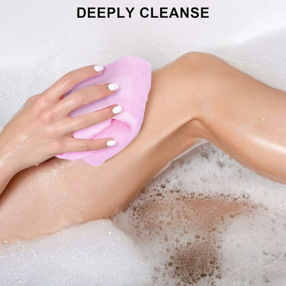 Frau reinigt Bein mit rosa Peeling-Handschuh in Schaumbad, Hautpflege, Wellness.