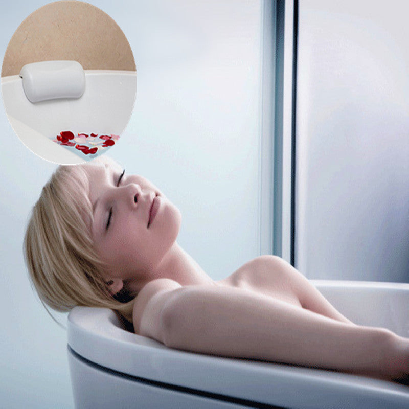 Frau entspannt in Badewanne mit Nackenstütze, Wellness, Entspannung, Badezimmer, Spa-Erlebnis