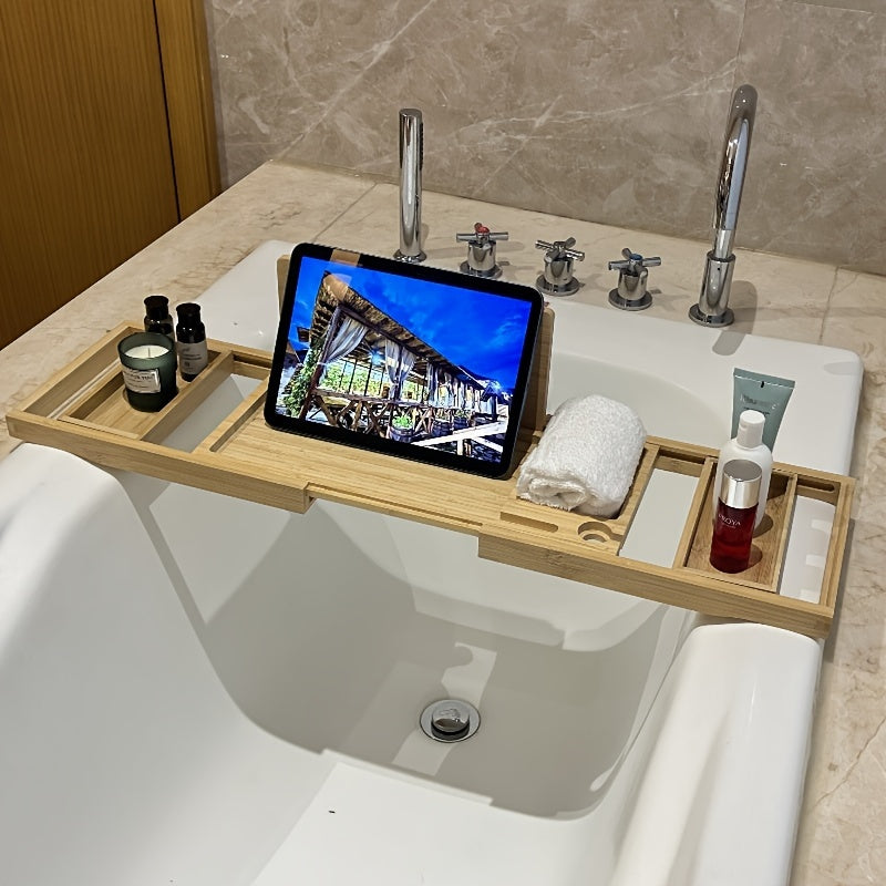 Badewannenablage aus Holz mit Tablet, Kerzen, Handtuch und Pflegeprodukten im Badezimmer.