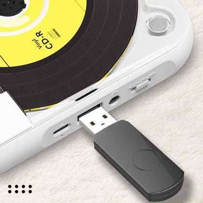 Närbild på CD-spelarens sida med USB-C-port, USB-uttag, hörlursuttag och strömbrytare, där ett svart USB-minne är isatt. 9