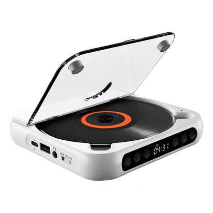 Vit CD-spelare med öppet lock och orange skivcentrum, sedd snett framifrån på vit bakgrund med portar och knappar. 16