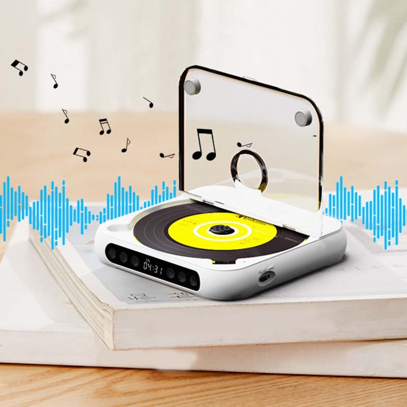 Vit CD-spelare med öppet genomskinligt lock och gul skiva, placerad på böcker med musiknoter och blå ljudvågor runt omkring. 1