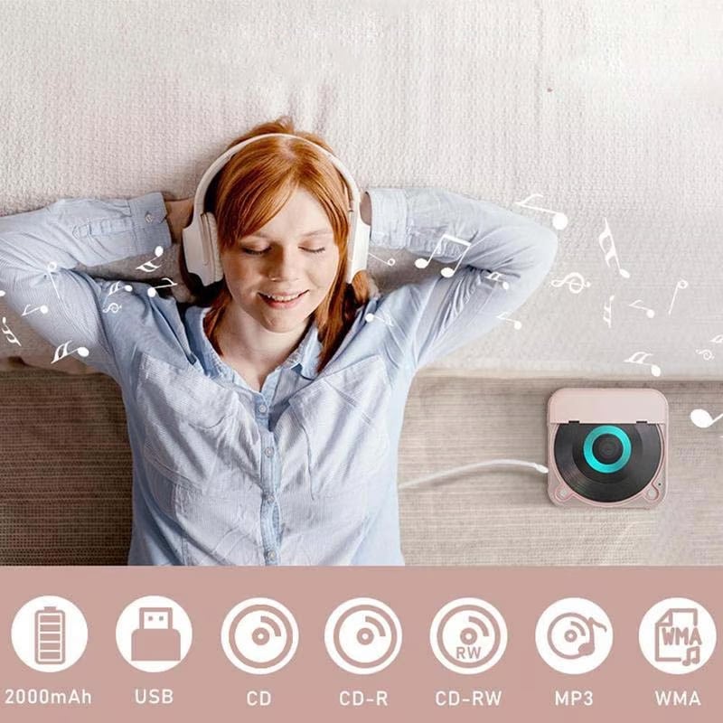 Kvinna med hörlurar ligger avslappnad i en soffa med en rosa CD-spelare bredvid, under ikoner för batteri, USB och skivformat. 5