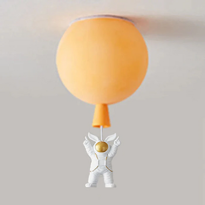 Orange Deckenlampe mit Astronauten-Anhänger, modernes Design, Kinderzimmer-Dekoration.