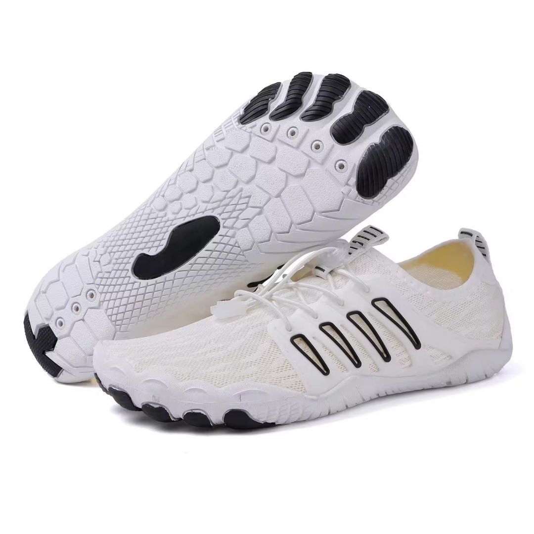 Weiße Barfußschuhe mit schwarzer Sohle, atmungsaktiv, für Outdoor-Aktivitäten.