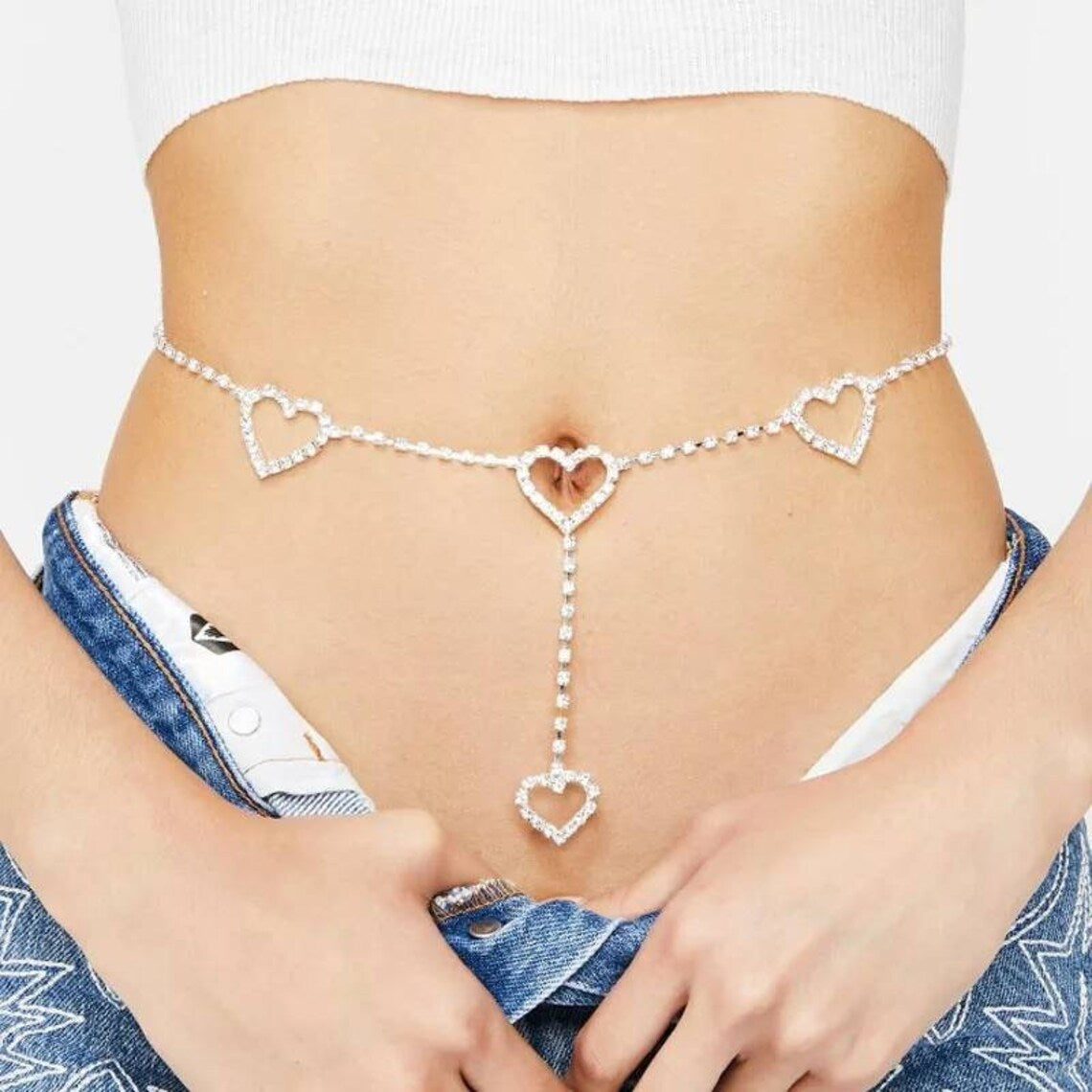 Silberne Bauchkette mit Herzanhängern, modisches Accessoire, Damenmode, Schmuck.