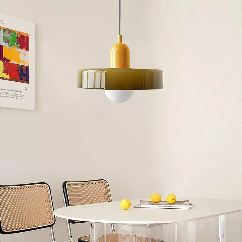 Gelbe Bauhaus-Hängelampe aus Glas über Esstisch, modernes Design, Inneneinrichtung.