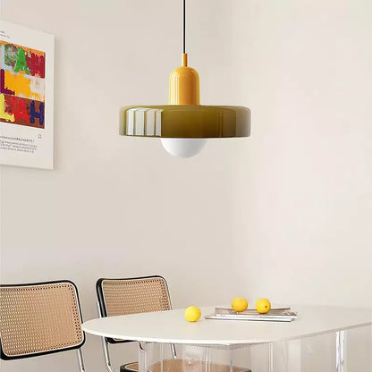 Gelbe Bauhaus-Hängelampe aus Glas über Esstisch, modernes Design, Inneneinrichtung.