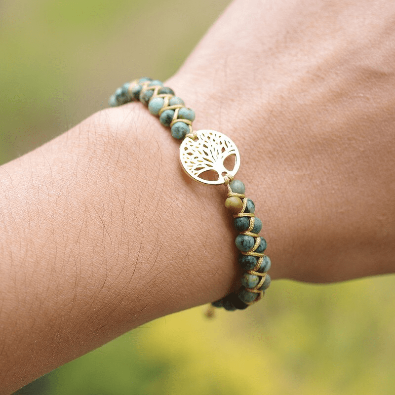 Handgemachtes Armband aus afrikanischem Jaspis mit Baum-des-Lebens-Anhänger, Boho-Stil.