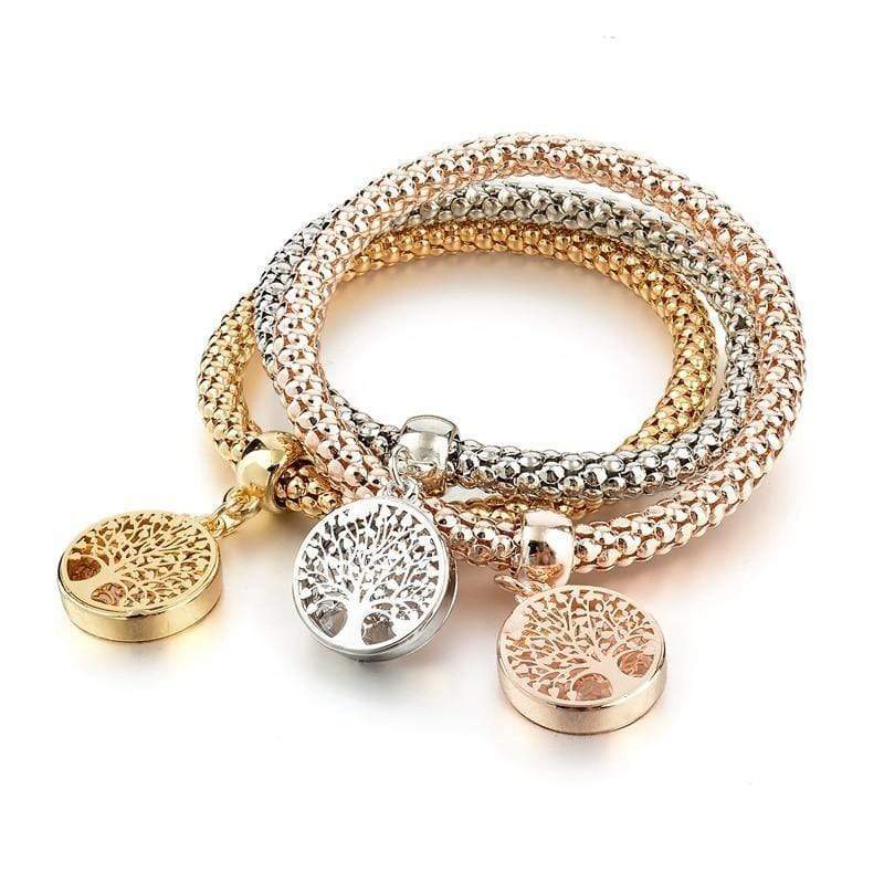 Drei Armbänder mit Lebensbaum-Anhänger in Gold, Silber und Roségold, geflochtenes Design.