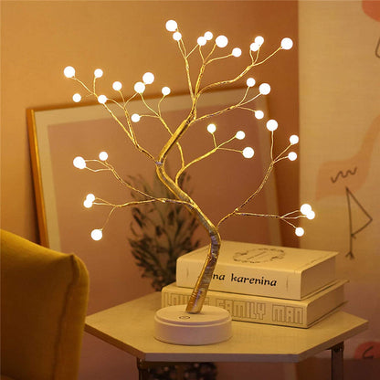 LED-Baum-Lampe auf Tisch, warmweißes Licht, dekorative Beleuchtung, modernes Design.