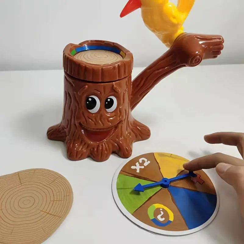 Spielzeug-Baumstamm mit Vogel, braun, Kunststoff, interaktives Kinderspiel, Tischspiel.