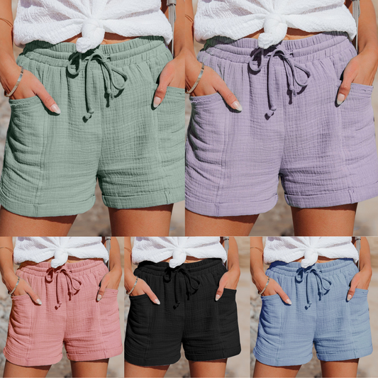 Fünf Damen-Shorts aus Baumwolle in Grün, Lila, Rosa, Schwarz und Blau mit Kordelzug und Taschen.