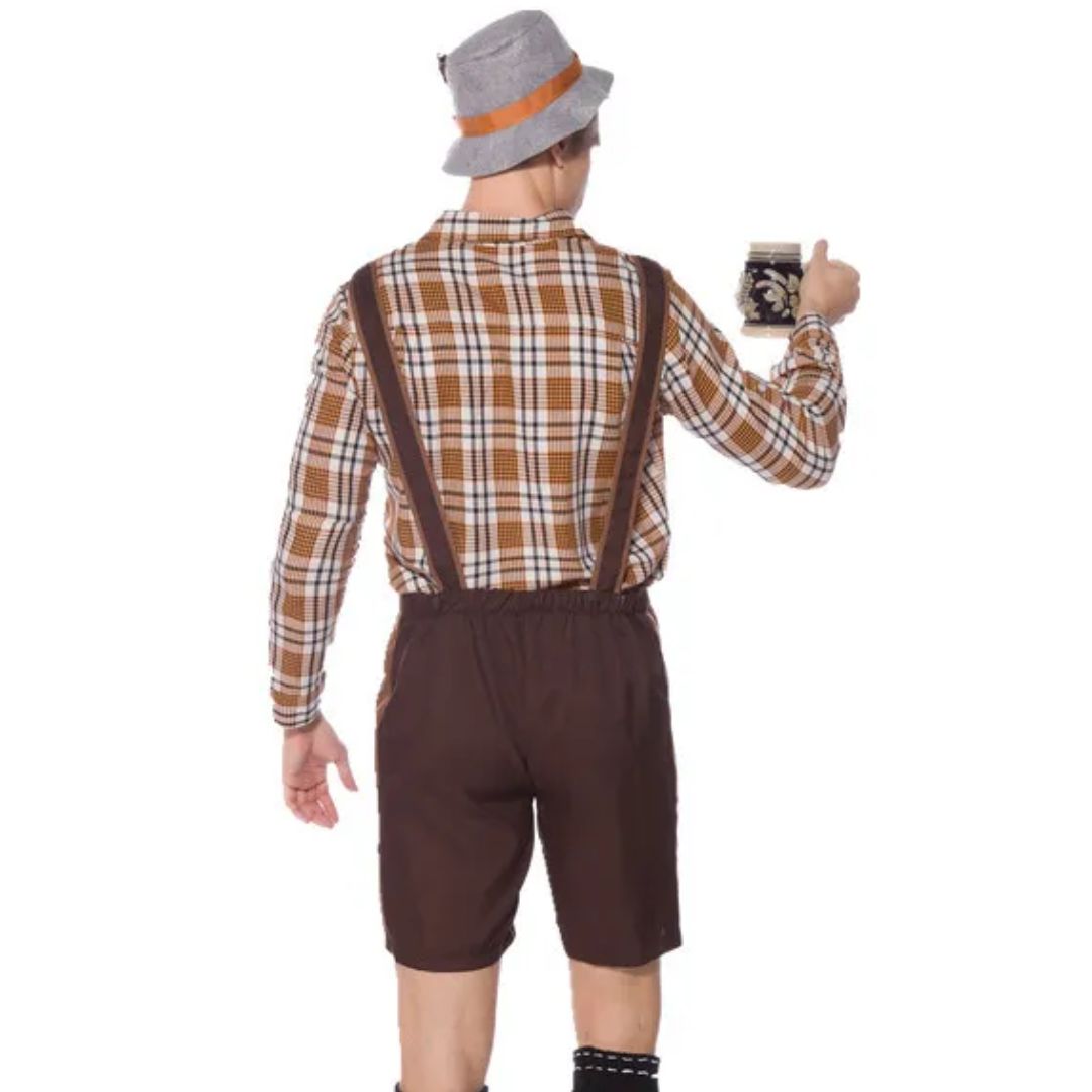 Mann in bayerischer Tracht mit kariertem Hemd, brauner Hose, Hut und Bierkrug von hinten.