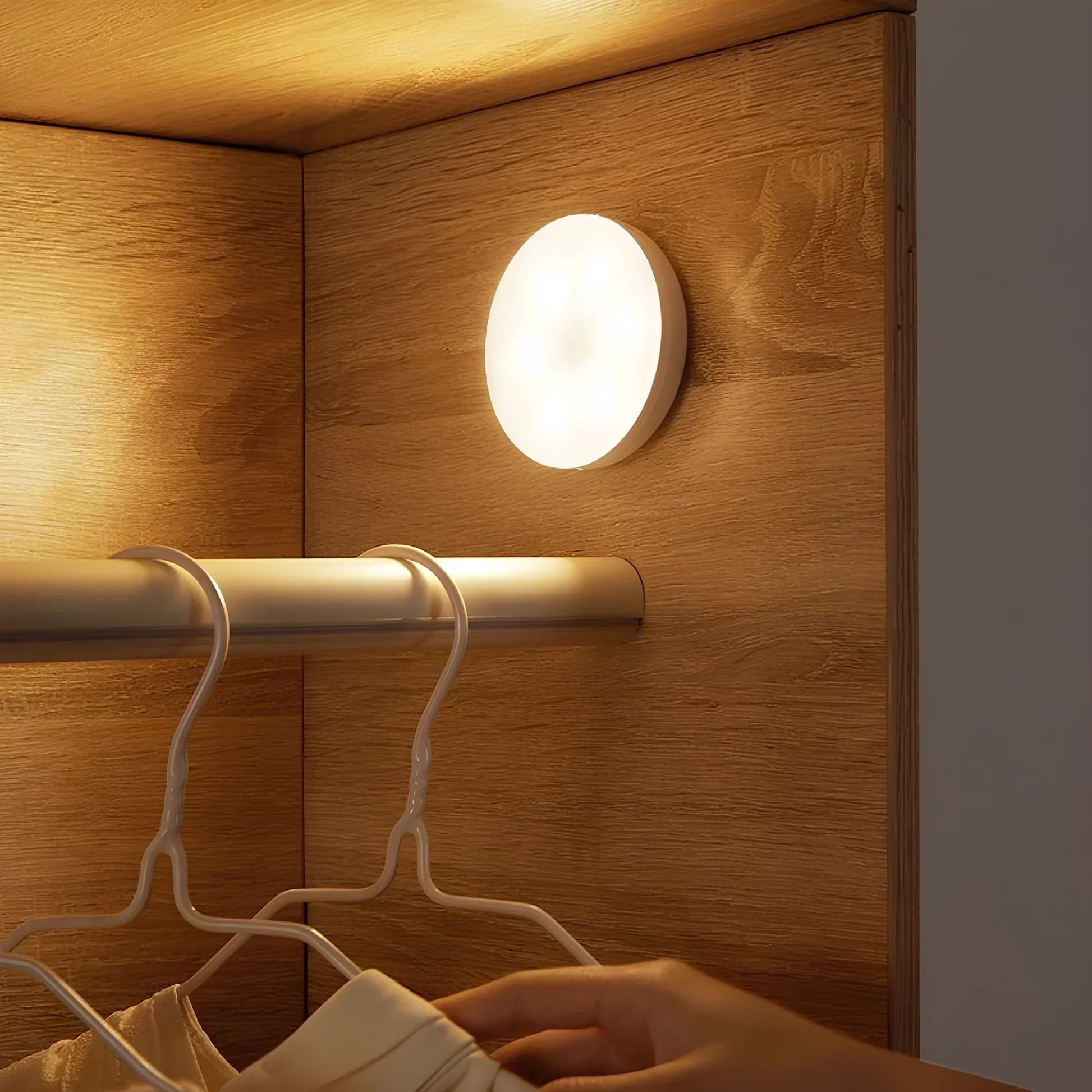 LED-Schrankleuchte rund, warmweiß, Holzoptik, energiesparend, für Kleiderschrankbeleuchtung.