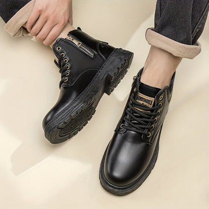 Schwarze Lederstiefel mit Reißverschluss, robuste Sohle, Herrenmode, lässiger Stil.