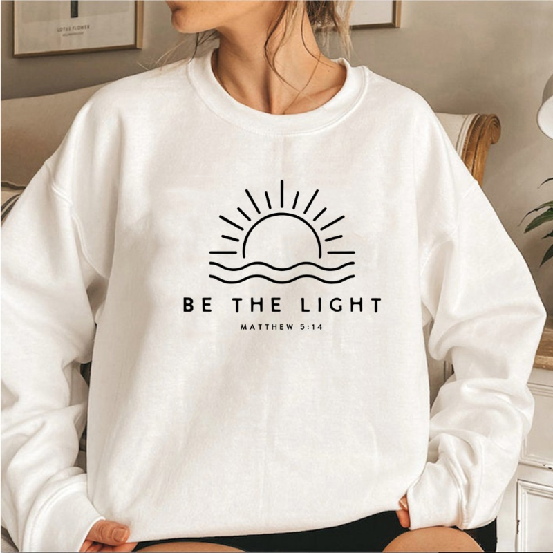 Weiße Sweatshirt mit "Be the Light" Bibelvers, christliches Design, Damenmode, Baumwolle.