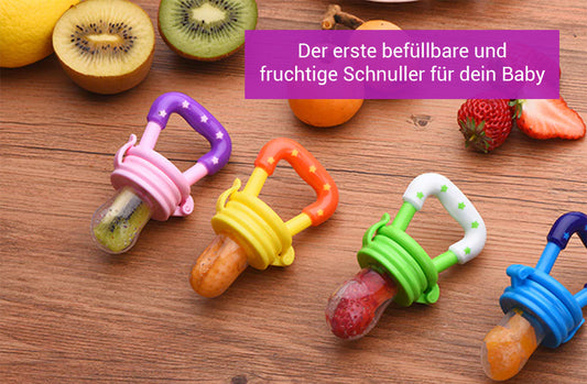 Bunte befüllbare Schnuller für Babys mit fruchtigem Inhalt auf Holztisch.