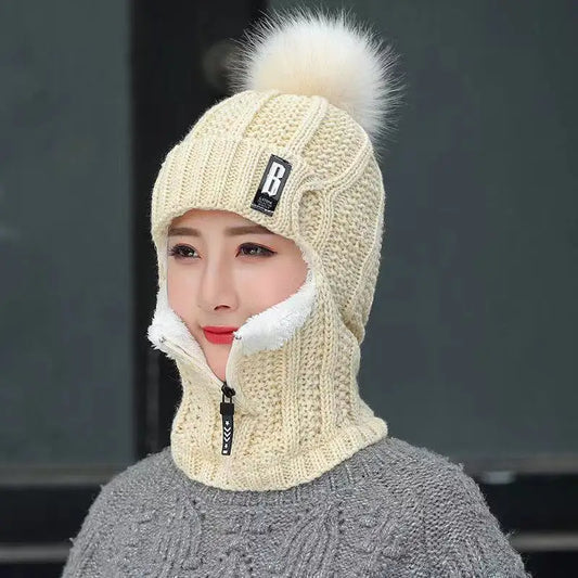 Beige Strickmütze mit Fellbommel, Damen, warm, Wintermode, Reißverschluss, Gesichtsschutz.