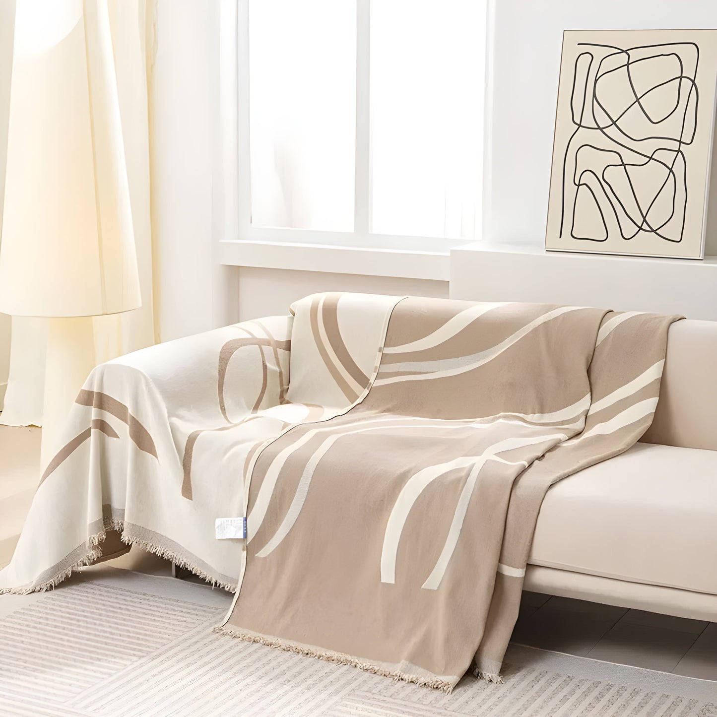 Beige-weiße Decke auf Sofa, abstraktes Muster, Wohnzimmer, moderne Inneneinrichtung, gemütlich.