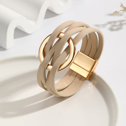 Beiges Lederarmband mit goldener Schnalle, modisches Accessoire, Damen-Schmuck.