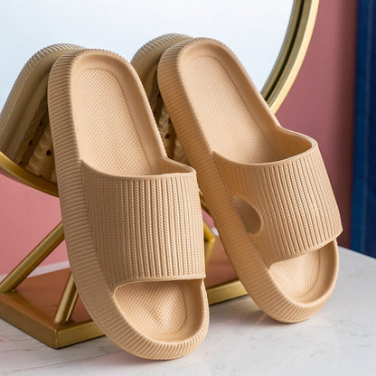 Beige Badeschlappen aus Gummi, rutschfest, unisex, ideal für Badezimmer oder Pool.