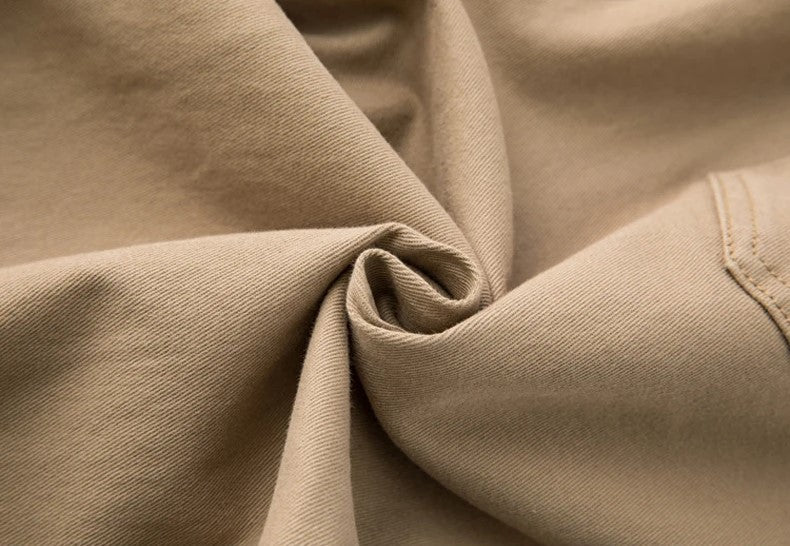 Beige Baumwollstoff, Nahaufnahme, weiche Textur, ideal für Kleidung und Heimtextilien.
